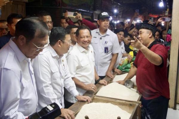 Harga beras relatif stabil. Salah satu faktor penentunya adalah intervensi beras SPHP yang berasal dari Bulog. Dengan harga Rp12.500 per kilogram, atau Rp65.000 per kemasan 5 kilogram, konsumen dapat membeli beras dengan kualitas baik dan harga terjangkau.