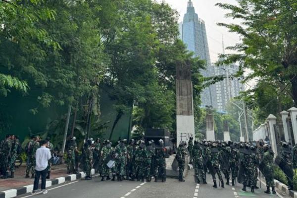 Kita minta adik-adik untuk tidak melempar batu, jika tidak berhenti kami akan lakukan tindak tegas.