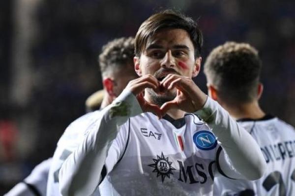 Napoli memiliki dua nama untuk mengisi satu slot terakhir pada bursa transfer musim panas ini, guna mengisi posisi yang ditinggalkan Romelu Lukaku akibat cedera selama beberapa pekan mendatang.