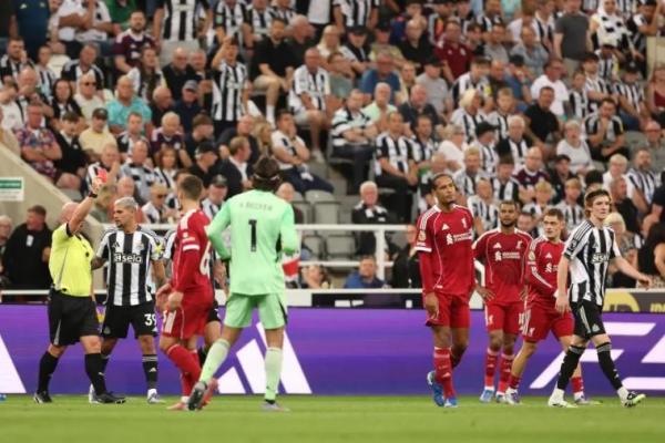 Kartu merah Gordon diberikan ketika The Magpies tertinggal 1-0 dari gol Ryan Gravenberch pada menit ke-35.
