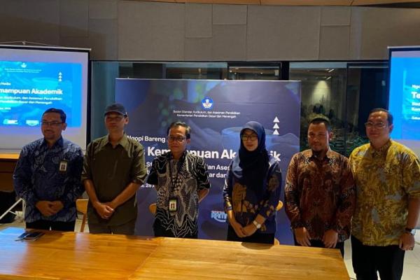 Kementerian Pendidikan Dasar dan Menengah (Kemdikdasmen) memastikan pembuatan soal-soal Tes Kemampuan Akademik (TKA) tidak sepenuhnya berasal dari pemerintah pusat. Pemerintah daerah juga diberikan kesempatan untuk ikut menyusul soal.