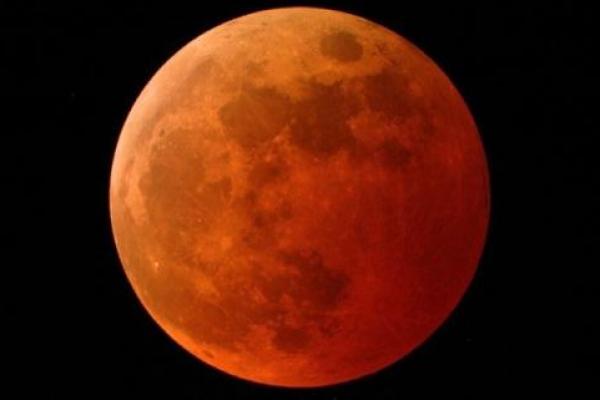 Selain menjadi momen astronomi yang menawan, dalam Islam gerhana bulan atau khusuful qamar juga memiliki makna spiritual mendalam
