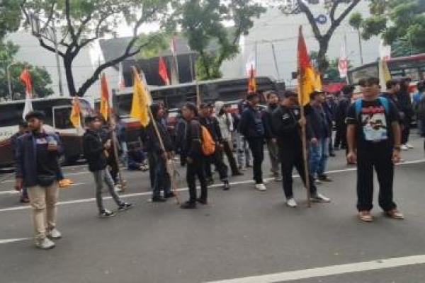 Kami sangat menyesalkan dan prihatin dengan tindakan tersebut. MKGR sama sekali tidak pernah menginstruksikan, mengizinkan, atau terlibat dalam aksi-aksi (demonstrasi) yang dimaksud.