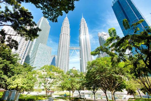 Singapura dan Malaysia jadi dua negara tetangga yang sering jadi tujuan utama liburan masyarakat Indonesia. Letaknya dekat, tiket pesawat cukup terjangkau, dan pilihan wisatanya beragam. Tidak heran kalau banyak wisatawan bolak-balik mengunjungi keduanya.