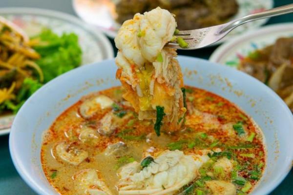 Thailand memang terkenal dengan street food yang menggoda, tapi bagi wisatawan Muslim sering kali khawatir soal kehalalan makanan.