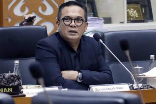 Anggota Komisi I DPR, Iman Sukri, mendesak pemerintah untuk memperkuat skema perlindungan dan keselamatan WNI di Arab Saudi.