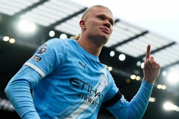 Rivalitas antara Manchester United dan Manchester City kini dikenal sebagai salah satu pertempuran paling bergengsi dalam kancah sepak bola dunia.