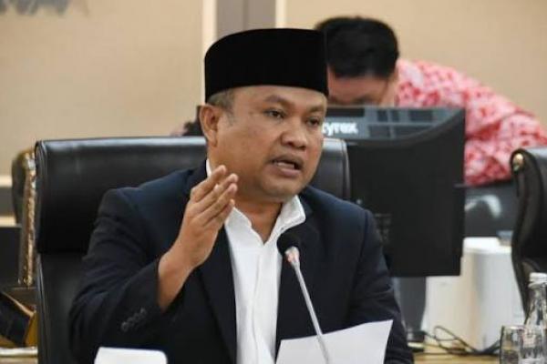 Ketika pemerintah sedang melakukan pembenahan mendasar, seperti penataan anggaran, stabilisasi harga dan persiapan program skala nasional, reaksi publik dinamis