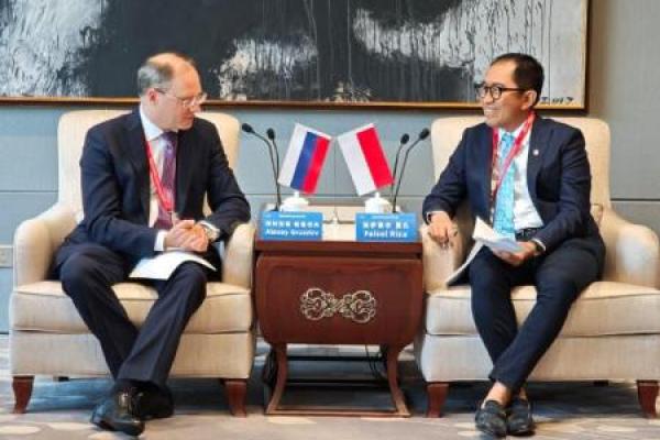 Wakil Menteri Perindustrian Republika Indonesia (Wamenprin RI) Faisol Riza melakukan pertemuan bilateral dengan Vice Minister of Industry and Trade Russian Federation, Aleksei Vladimirovich Gruzdev di sela-sela agenda BRICS Forum