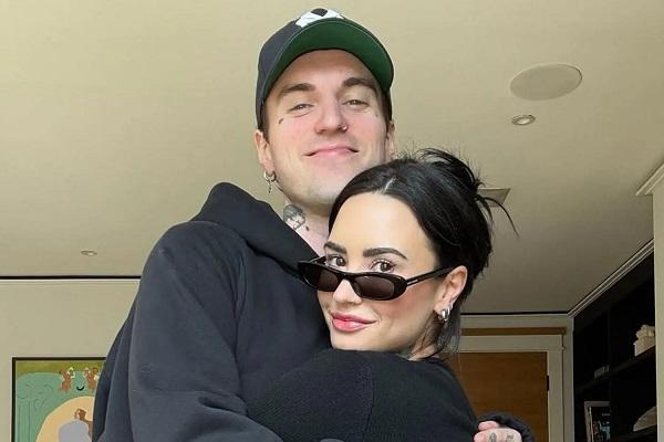 &nbsp;
Demi Lovato Terharu, Suaminya Jutes Belajar Gitar untuk Ciptakan Lagu Lamaran yang Indah