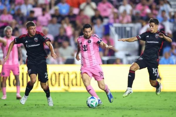 Bintang Inter Miami, Lionel Messi, sukses memecahkan rekor milik mantan penyerang Arsenal, Carlos Vela, di Major League Soccer (MLS) usai timnya menang 3-2 atas DC United, pada Minggu (21/9).