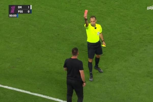 Pelatih Marseille, Roberto De Zerbi, mendapatkan kartu kuning kedua dalam pertandingan panas melawan Paris Saint-Germain (PSG) yang berlangsung pada Selasa (23/9) dini hari.