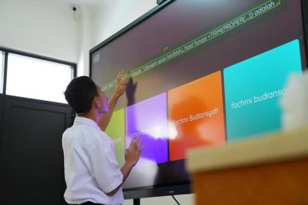 Keberadaan Papan Interaktif Digital dirasakan manfaatnya oleh siswa, terutama dalam pembelajaran sains yang sering sulit dimengerti.