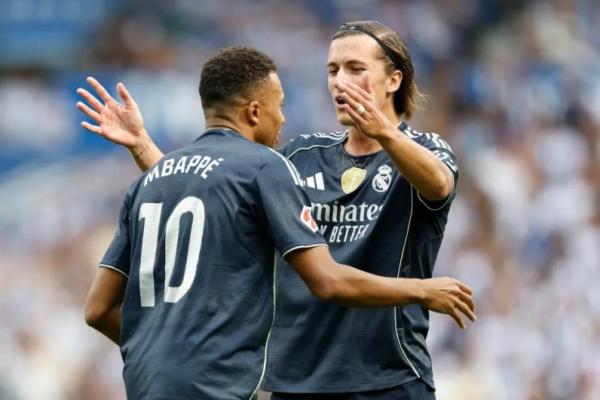 Pelatih Real Madrid, Xabi Alonso, memuji kemampuan Alvaro Carreras di lini sayap pertahanan El Real sejauh ini. Meski baru didatangkan pada musim panas lalu, Carreras langsung menyetel dengan tim utama.