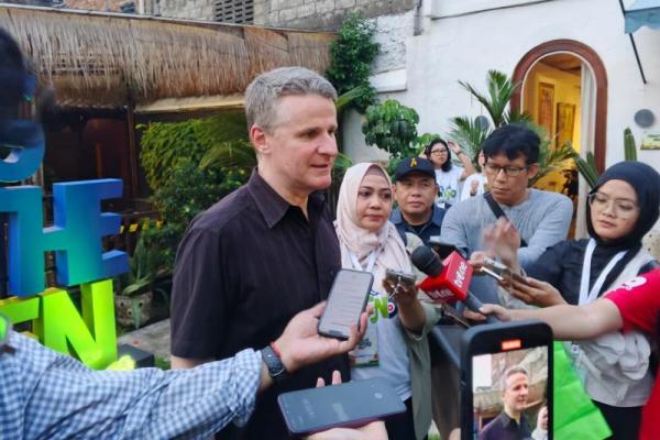 Duta Besar Australia untuk Indonesia, Roderick Brazier, mengungkapkan rasa bangganya terhadap banyaknya warga Indonesia yang pernah mengenyam pendidikan di Australia