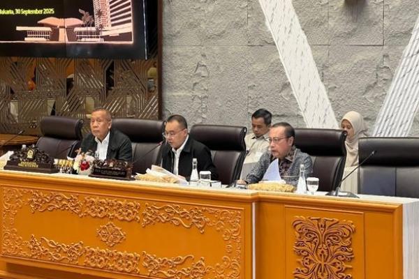 Wakil Ketua DPR RI Sufmi Dasco Ahmad menegaskan DPR akan mengawasi kebijakan pemerintah terkait penyesuaian harga BBM dengan harga minyak dunia.