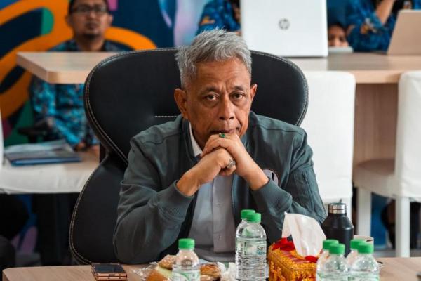 Presiden ingin nanti setelah kalian lulus SMA, nanti yang mau kuliah akan kita antarkan untuk bisa kuliah, yang mau bekerja akan kita antarkan untuk bisa bekerj