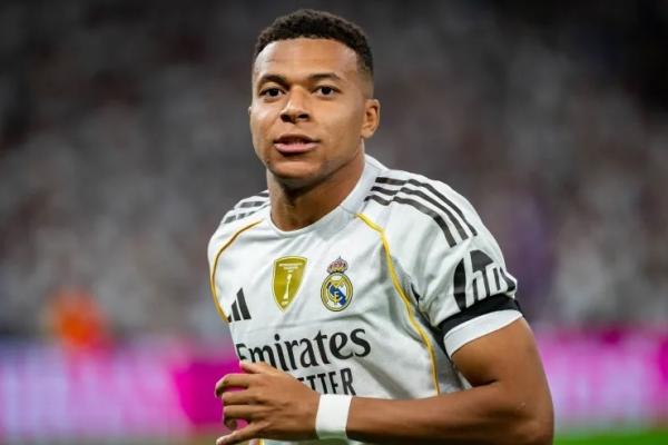 Duo penyerang Real Madrid, Kylian Mbappe dan Franco Mastantuono, mengalami cedera ringan usai El Real menang meyakinkan 3-1 atas Villareal pada Minggu (5/10) dini hari.