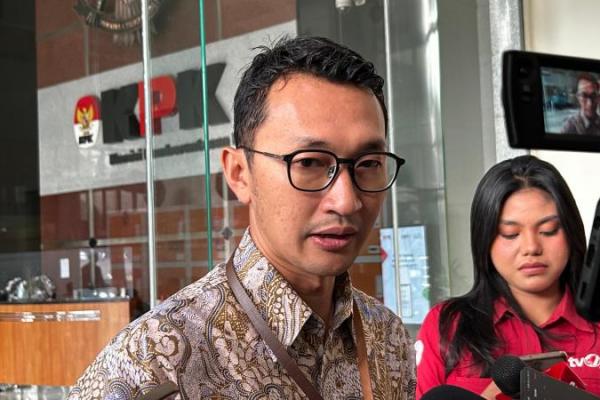 KPK menduga Bupati nonaktif Rejang Lebong Muhammad Fikri Thobari memberikan aliran dana dalam bentuk Tunjangan Hari Raya atau "THR" ke anggota Polri dan Jaksa.