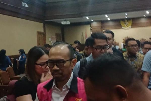 Riva Siahaan divonis pidana 9 tahun penjara dan denda Rp1 miliar subsider 190 hari dalam kasus korupsi tata kelola minyak mentah dan produk kilang Pertamina.