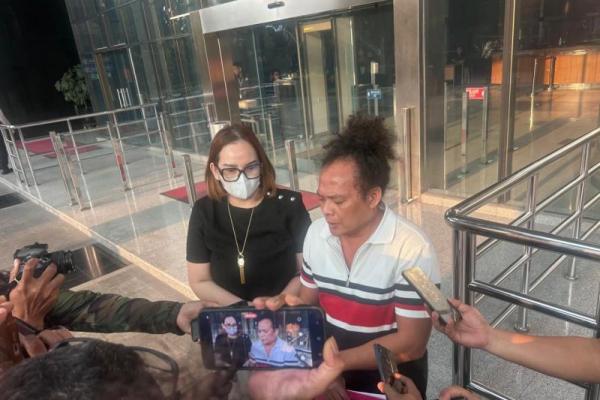 Permintaan itu disampaikan Linda bersama kuasa hukumnya, Deolipa Yumara, di Gedung Merah Putih KPK.
