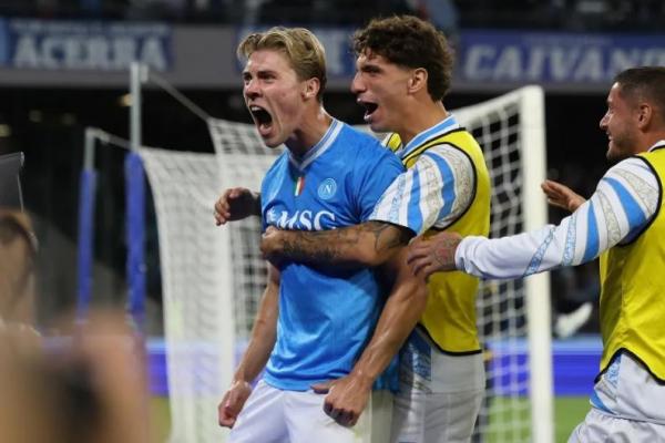 Rasmus Hojlund terus menampilkan permainan gemilang sejak meninggalkan Manchester United (MU) pada musim panas lalu. Hal ini memancing pelatih tim nasional Denmark, Brien Riemer, untuk menyindir Setan Merah.