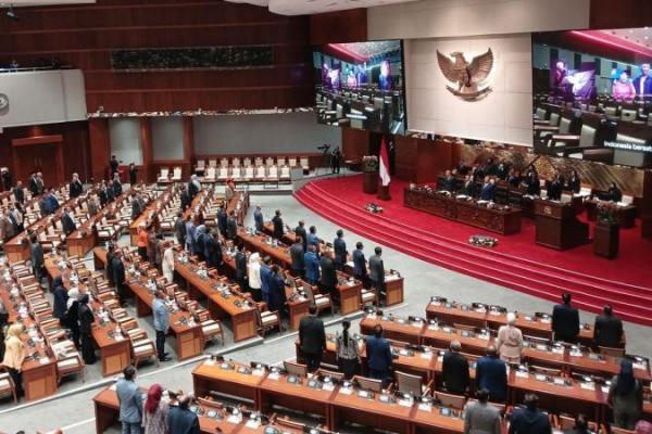 Ruang Rapat Paripurna DPR RI diwarnai sorak-sorai dan tepuk tangan saat Rancangan Undang-Undang (RUU) Reforma Agraria disahkan.