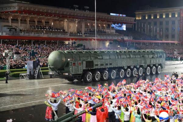 Pemimpin Korea Utara Kim Jong Un memimpin parade militer yang memamerkan rudal balistik antarbenua barunya di hadapan pejabat internasional yang berkunjung.