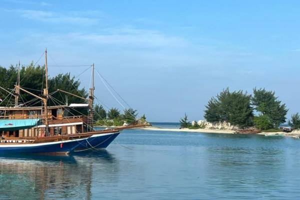 Pulau bak Labuan Bajo ini menawarkan pemandangan laut biru jernih, udara segar, dan suasana tenang yang jarang ditemui di tengah hiruk pikuk kota.