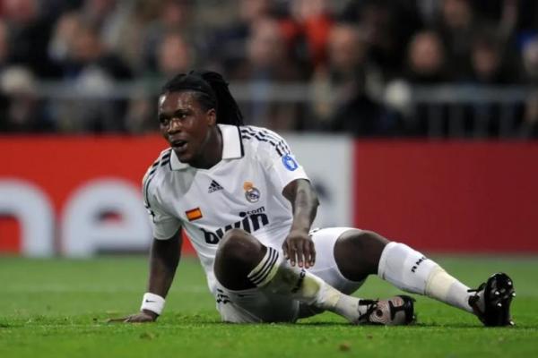 Mantan bintang Real Madrid dan Everton, Royston Drenthe dilarikan ke rumah sakit setelah mengalami stroke