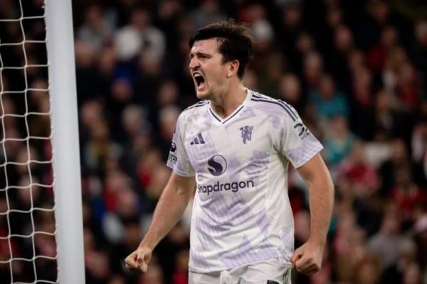 Manchester United (MU) memulai negosiasi informal dengan bek tengah Harry Maguire, terkait perpanjangan satu tahun pasca kontrak saat ini berakhir.