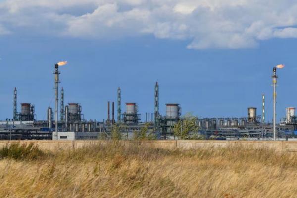 Orenburg, salah satu pabrik pemrosesan gas terbesar di dunia, terpaksa menghentikan pasokan gasnya dari Kazakhstan setelah serangan tersebut.