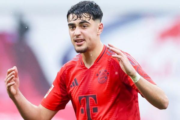 Manchester United dikabarkan tengah memantau gelandang muda Bayern Munich, Aleksandar Pavlovic, sebagai kandidat pengganti Casemiro di lini tengah.