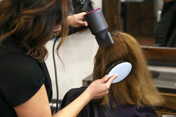 Benarkah smoothing bisa merusak rambut? Jawabannya, bisa. Tergantung cara dan frekuensinya.