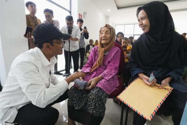 Menteri Sosial (Mensos) Saifullah Yusuf (Gus Ipul) meninjau penyaluran bantuan sosial (bansos) di Bandung, pastikan bansos tepat sasaran