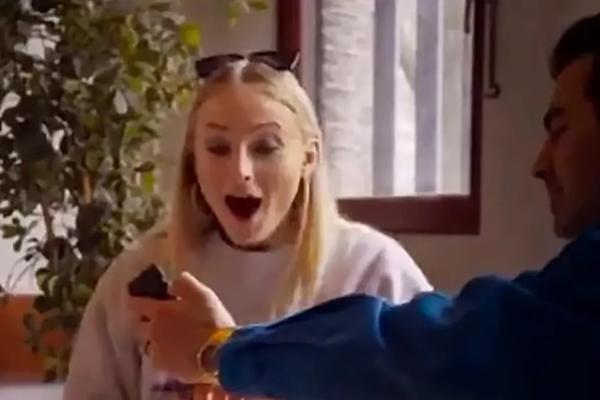 Rahasia Terungkap, Sophie Turner adalah Penggemar Berat Vokalis Coldplay Chris Martin