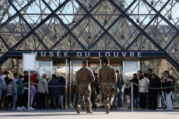 Polisi telah menangkap lima tersangka lagi terkait pencurian harta karun senilai $102 juta dari galeri Apollo Museum Louvre.