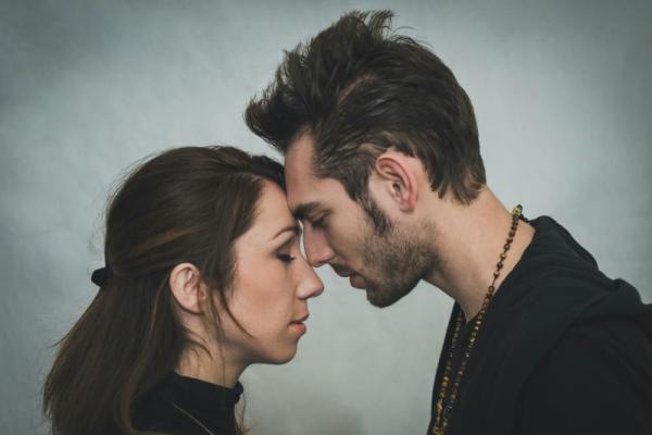 Banyak orang bertahan dalam hubungan yang jauh di lubuk hati mereka sadari tidak lagi berjalan sehat atau toxic relationship.