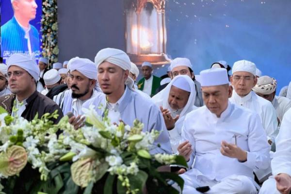 Dua tahun lalu saya hampir tak sanggup berdiri. Tapi di majelis inilah, doa dari guru saya Habib Usman dan para jamaah menjadi penolong. Alhamdulillah.