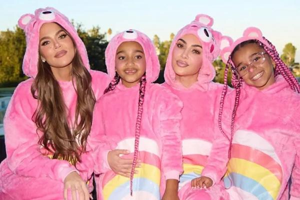 Imut, Khloe Kardashian dan Kim Kardashian Kompak Pakai Kostum Care Bears Pink untuk Halloween 2025.