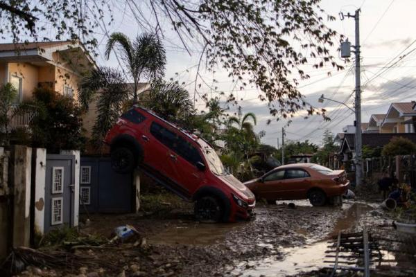 Warga Filipina bagian tengah mulai membersihkan lumpur dari jalan-jalan dan rumah-rumah yang tersisa setelah Topan Kalmaegi.