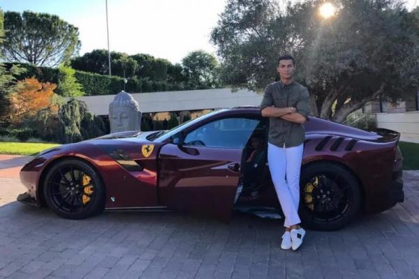 Megabintang sepak bola Cristiano Ronaldo mengaku sudah tidak bisa menghitung lagi berapa banyak mobil mewah yang ia miliki.