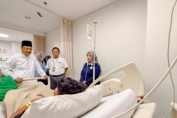 Menteri Sosial (Mensos) Saifullah Yusuf atau Gus Ipul menjenguk para korban ledakan SMAN 72 Jakarta Utara, pastikan mereka menerima bantuan