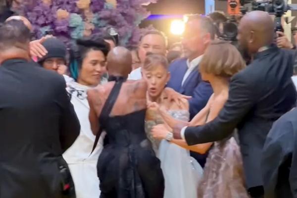 Cynthia Erivo Lindungi Ariana Grande yang Diserang Penggemar di Premiere Wicked: Fof Good di Singapura