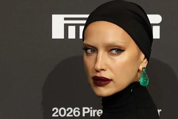 Jadi Model Kalender Pirelli 2026 Irina Shayk Tampil dengan Alis Putih dan Anting Zamrud