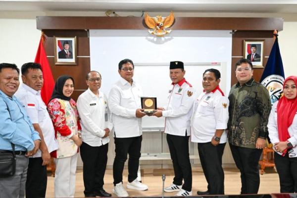 Wakil Menteri Transmigrasi (Wamentrans) Viva Yoga Mauladi menerima audiensi 12 perangkat desa dan kepala desa yang terhimpun dalam APDESI Merah Putih