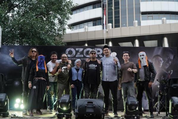 Ketika panggung jadi perlawanan, aksi musikal di depan Gedung KPK ditunjukkan para aktor, sutradara dan ulama