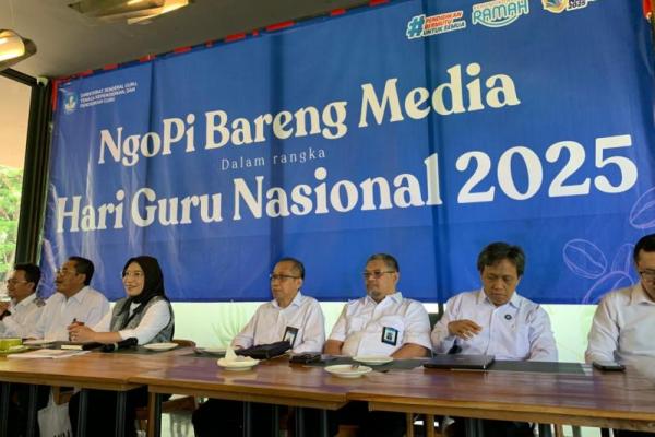 Ada yang unik dalam rangkaian peringatan Hari Guru Nasional 2025 yang jatuh setiap 25 November. Para pejabat Ditjen GTKPG Kemdikdasmen mengajar di sekolah.