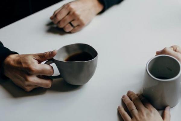 Kafein dalam kopi dapat memicu hormon yang mendorong hati melepaskan glukosa, sehingga beberapa orang mengalami peningkatan gula darah lebih cepat