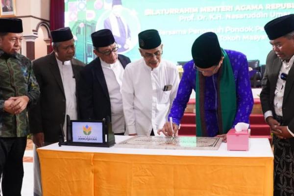 Menag menilai inisiatif tersebut sebagai wujud nyata implementasi ekoteologi, penghayatan keagamaan yang selaras dengan kelestarian alam di lingkungan pesantren